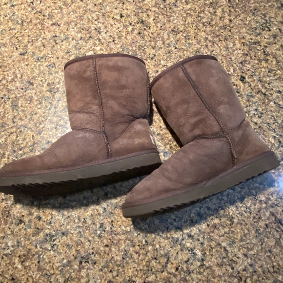 UGG classic short Brown boots  style 5825 🥾 - Picture 3 of 8